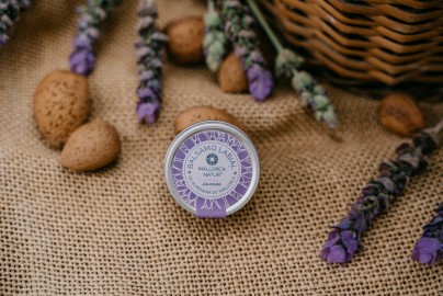 Bálsamo labial ecológico con aceite de almendra de Mallorca y lavanda, hecho en Sóller